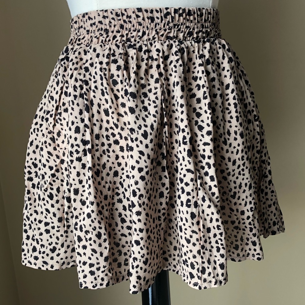 Beautiful light elastic waist leopard print skirt.